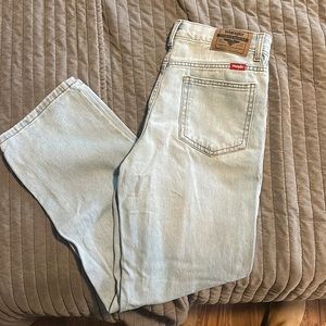 Women’s Wrangler Loose Fit Cowboy Cut Jeans.